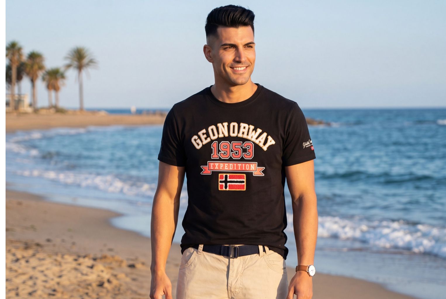 chico sonriendo en la playa con camiseta de manga corta | geographical norway